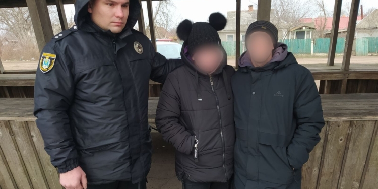 Миколаївські поліцейські знайшли дівчину, яка втекла з приятелем від бабусі (ФОТО)