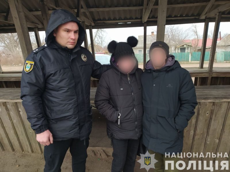 Миколаївські поліцейські знайшли дівчину, яка втекла з приятелем від бабусі (ФОТО)