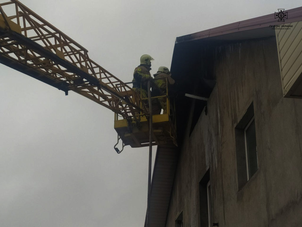 Пожежу молитовного будинку на Миколаївщині гасили 6 годин (ФОТО, ВІДЕО) 7