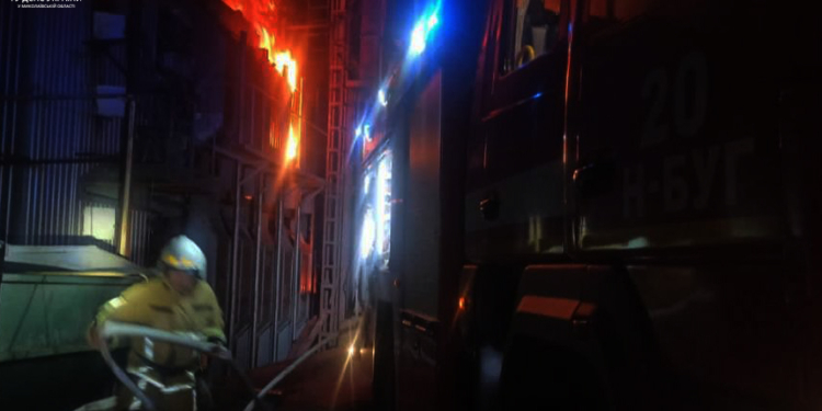 За добу рятувальники Миколаївщини загасили пожежі двох вантажівок, госпбудівлі і сушарні з соняшником (ФОТО)