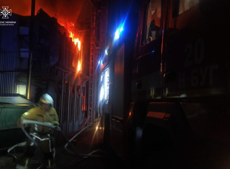 За добу рятувальники Миколаївщини загасили пожежі двох вантажівок, госпбудівлі і сушарні з соняшником (ФОТО)