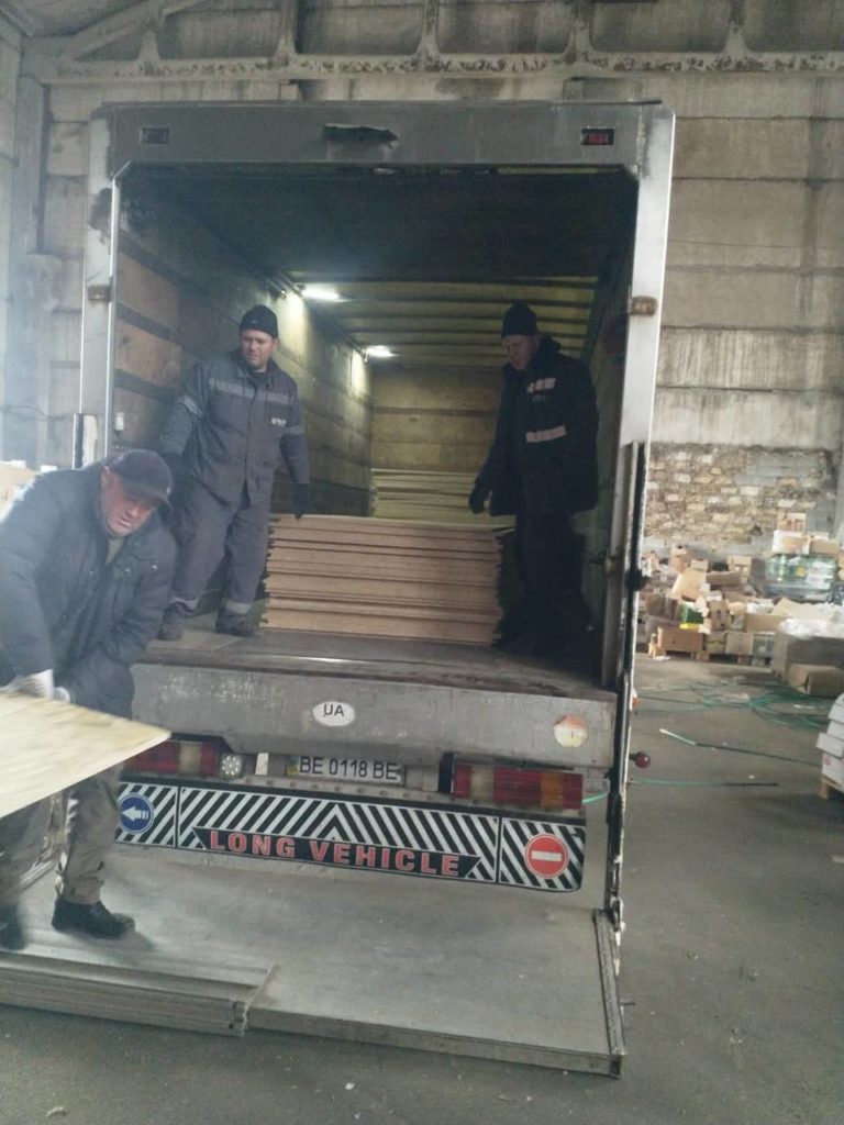 Миколаївська ОВА відправила до Очакова 2 вантажівки з ОСБ-плитами. Готує допомогу і Миколаїв (ФОТО) 7