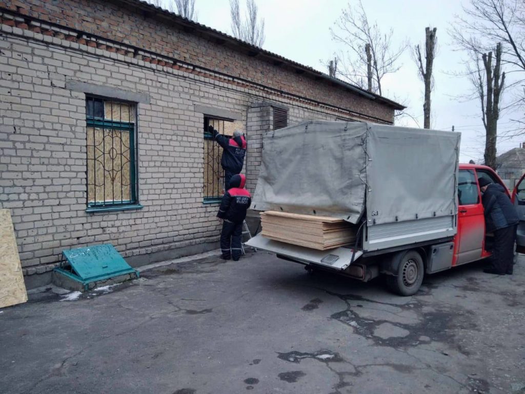 Комунальники Миколаєва допомагають наводити лад в Очакові після російського обстрілу 9 січня (ФОТО) 7