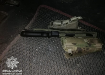 Патрульні Миколаєва затримали чоловіків, які вчинили розбійний напад та заволоділи автомобілем в Одесі (ФОТО)