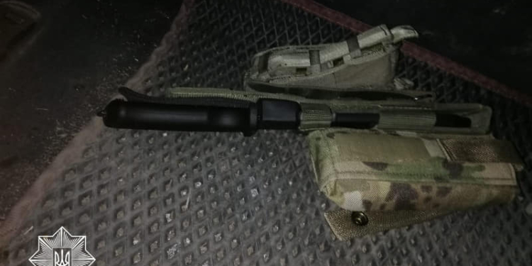 Патрульні Миколаєва затримали чоловіків, які вчинили розбійний напад та заволоділи автомобілем в Одесі (ФОТО)