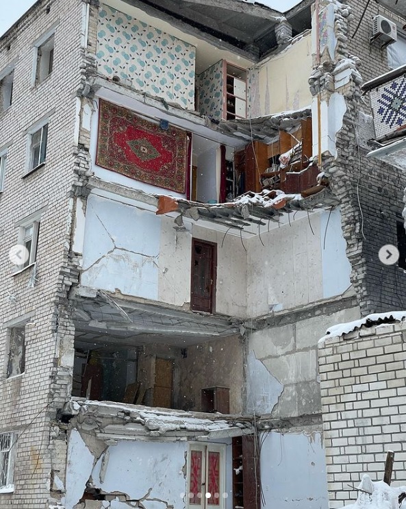 Ще один символ стійкості: в зруйнованій російською ракетою багатоповерхівці в Миколаєві продовжує працювати годинник (ФОТО) 7