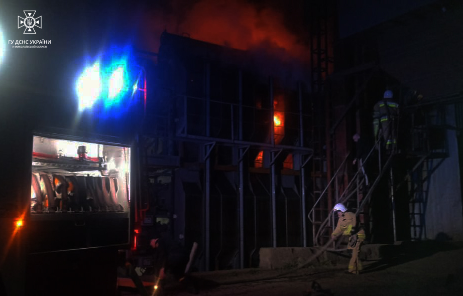 За добу рятувальники Миколаївщини загасили пожежі двох вантажівок, госпбудівлі і сушарні з соняшником (ФОТО) 9