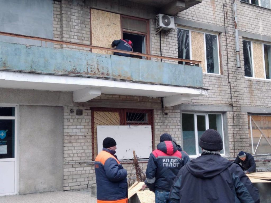 Комунальники Миколаєва допомагають наводити лад в Очакові після російського обстрілу 9 січня (ФОТО) 9