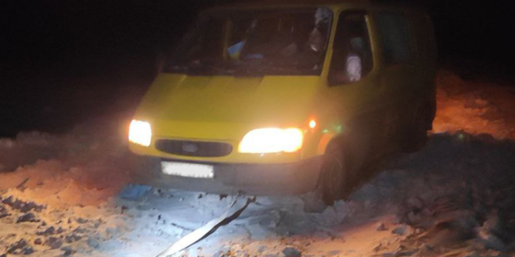 Погана погода: вночі рятувальники Миколаївщини прибирали повалене дерево з дороги та витягали з переметів автівки з дорослими та дітьми (ФОТО)