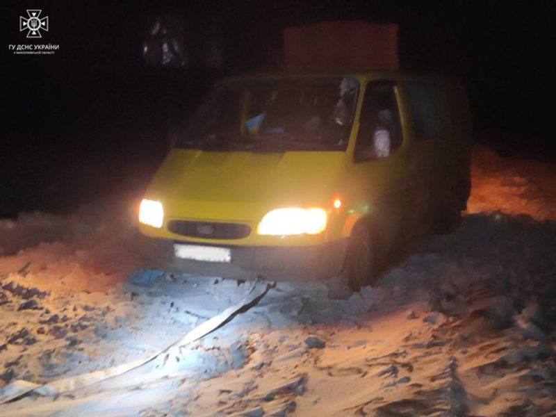 Погана погода: вночі рятувальники Миколаївщини прибирали повалене дерево з дороги та витягали з переметів автівки з дорослими та дітьми (ФОТО)