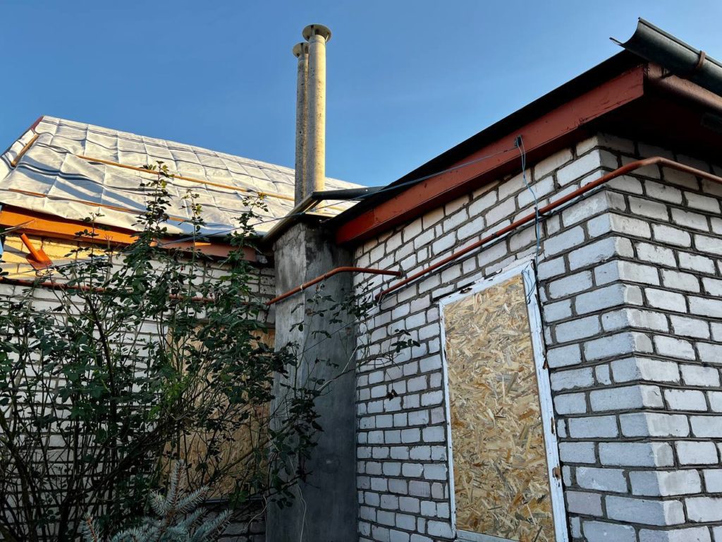 В Миколаєві ліквідовують наслідки обстрілу 31 грудня: зашивають ОСБ-плитами вибиті вікна і замінюють побитий шифер на будинках (ФОТО) 9