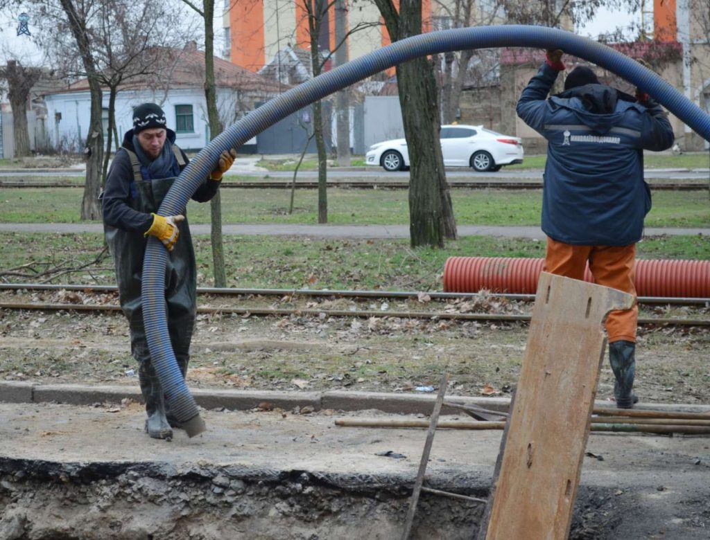 Провалля на вул.Чкалова в Миколаєві: вже замінено 30 метрів зруйнованої каналізаційної труби, але строк закінчення ремонту невідомий (ФОТО) 10