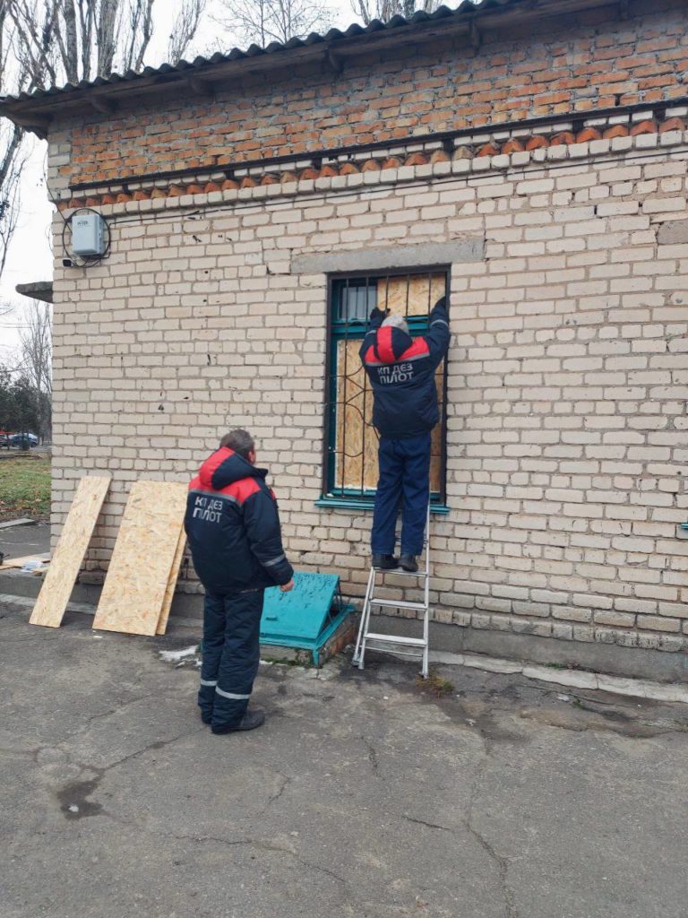 Комунальники Миколаєва допомагають наводити лад в Очакові після російського обстрілу 9 січня (ФОТО) 11