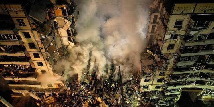 Кількість загиблих в зруйнованій російською ракетою багатоповерхівці збільшилось до 25 (ФОТО)