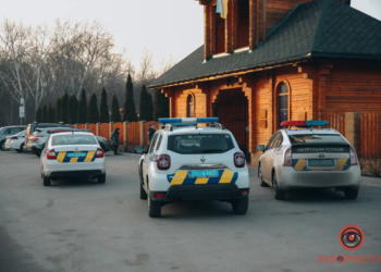 В Дніпрі неадекватну жінку за кермом з дитиною в салоні зупиняли пострілами (ФОТО, ВІДЕО)