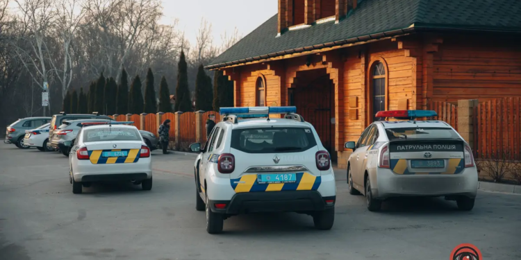 В Дніпрі неадекватну жінку за кермом з дитиною в салоні зупиняли пострілами (ФОТО, ВІДЕО)