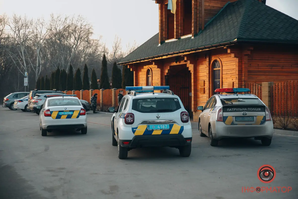 В Дніпрі неадекватну жінку за кермом з дитиною в салоні зупиняли пострілами (ФОТО, ВІДЕО)