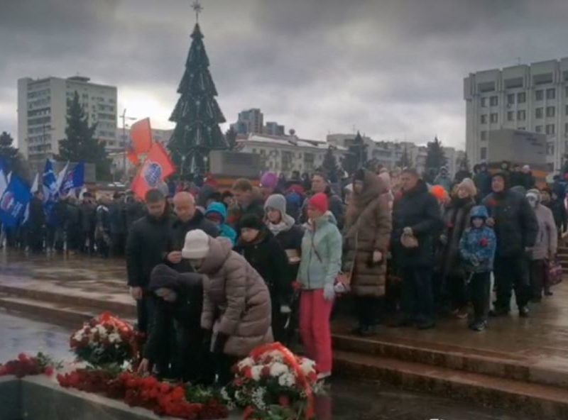 Після Макіївки. Вдови Росії вимагають масштабної мобілізації, а в Самарі ходять з прапорами (ВІДЕО)