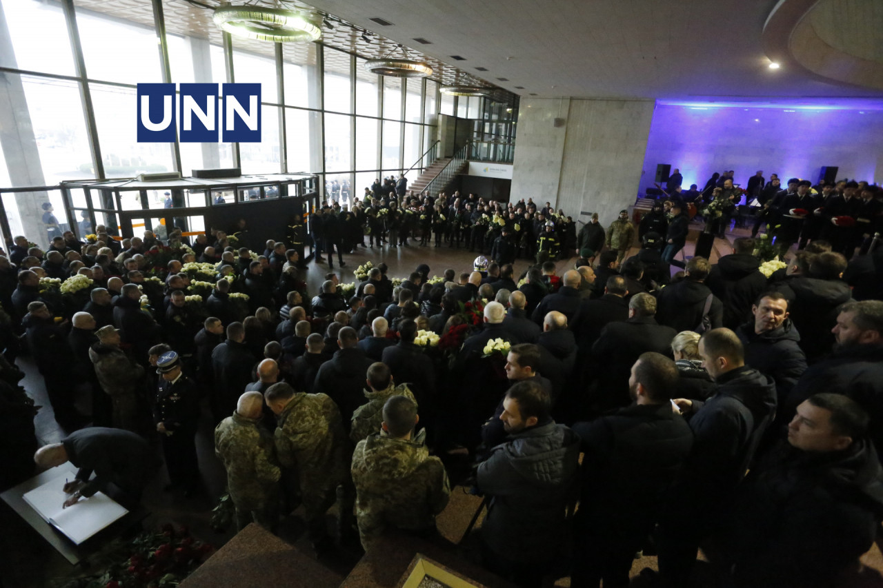 Перші особи держави та сотні інших людей прийшли попрощатися з керівництвом МВС (ФОТО)