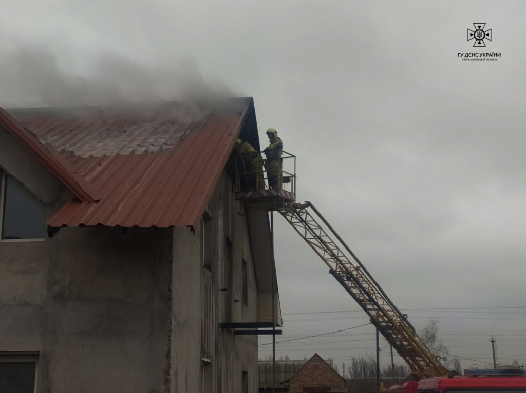Пожежу молитовного будинку на Миколаївщині гасили 6 годин (ФОТО, ВІДЕО) 13