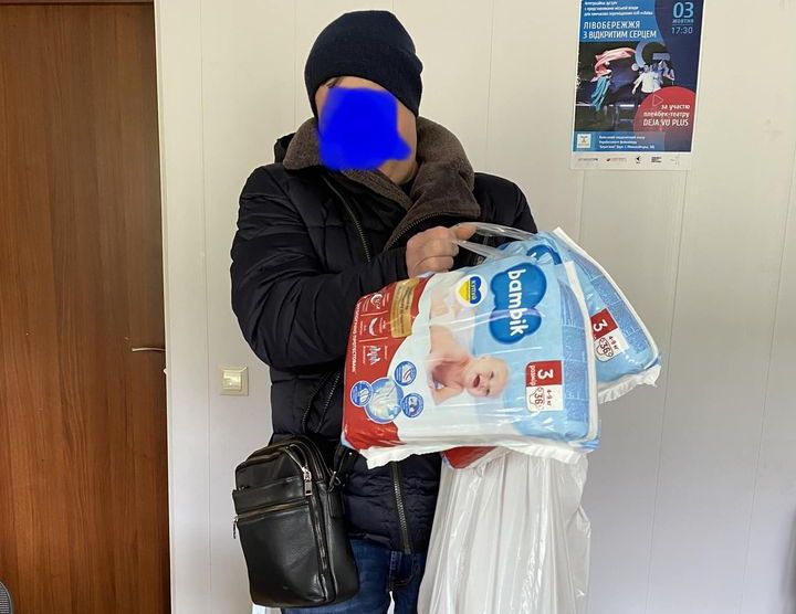 На Київщині донецький суддя прийшов по гуманітарку, а потім викликав поліцію, бо його сім’я такого не їсть (ФОТО)