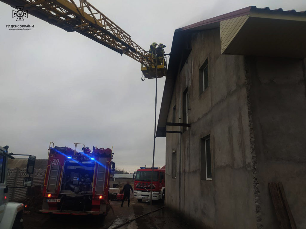 Пожежу молитовного будинку на Миколаївщині гасили 6 годин (ФОТО, ВІДЕО) 15