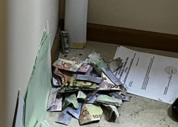 Під плінтусами, в обігрівачах, в макулатурі та в туалеті. ДБР знайшла “нички” одеських митників (ФОТО, ВІДЕО)