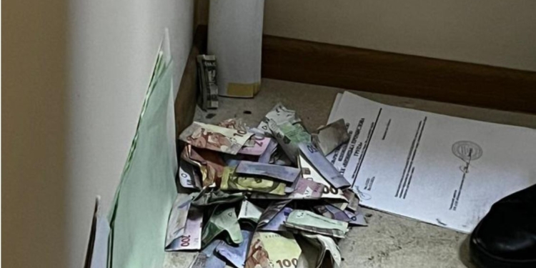 Під плінтусами, в обігрівачах, в макулатурі та в туалеті. ДБР знайшла “нички” одеських митників (ФОТО, ВІДЕО)