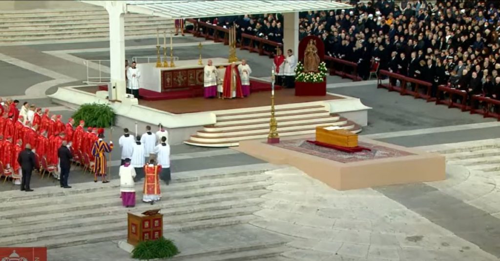У Ватиані поховали Бенедикта XVI. Чому цей похорон унікальний (ФОТО, ВІДЕО) 13