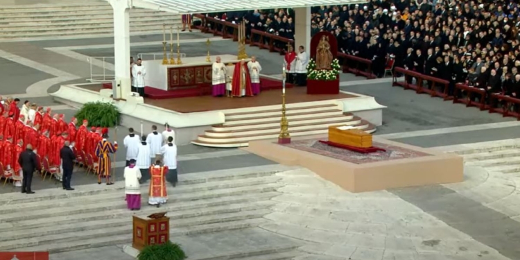 У Ватиані поховали Бенедикта XVI. Чому цей похорон унікальний (ФОТО, ВІДЕО)