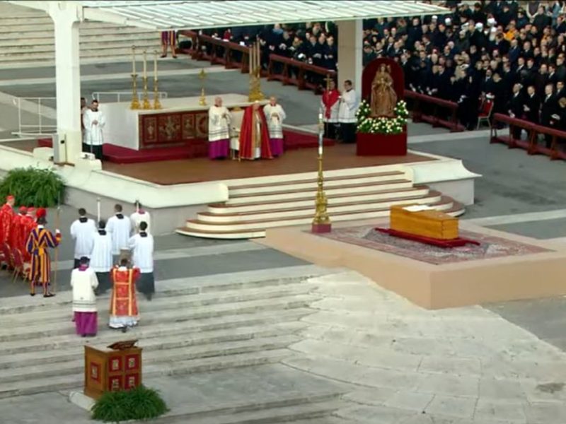 У Ватиані поховали Бенедикта XVI. Чому цей похорон унікальний (ФОТО, ВІДЕО)
