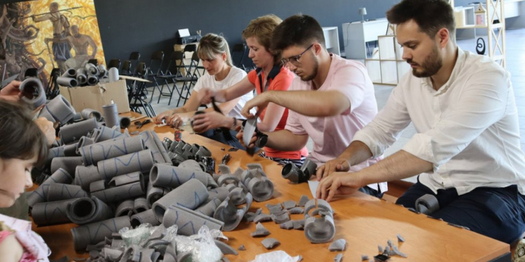 У Мукачеві виготовляють для ЗСУ тактичні перископи – з водопровідних пластикових труб (ВІДЕО)