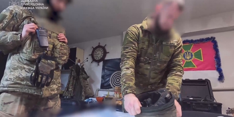 Сучасні тільки зверху. Прикордонники показали російські шоломи “колпак” (ВІДЕО)