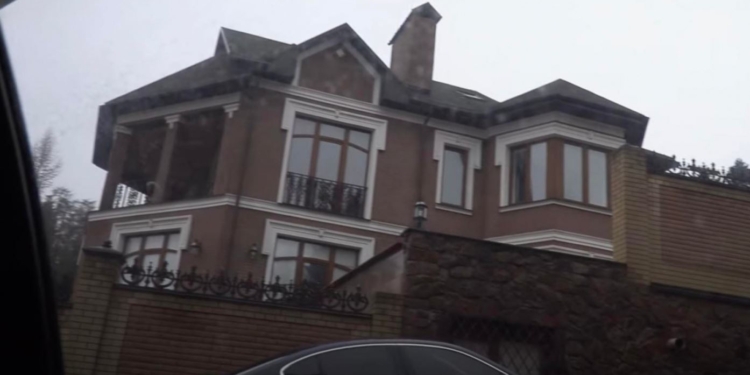 “Слуга” Халімон підозріло дешево купив маєток на Печерських пагорбах, у фракції відреагували (ВІДЕО)