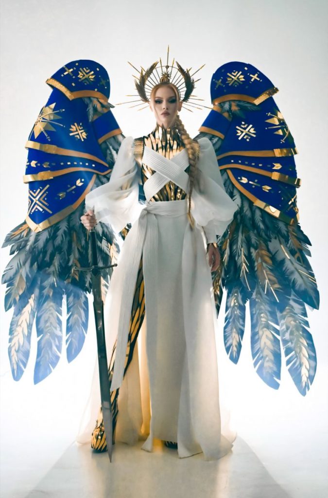 Українка вийшла на конкурс "Міс Всесвіт" в костюмі янгола з мечем (ФОТО, ВІДЕО) 3
