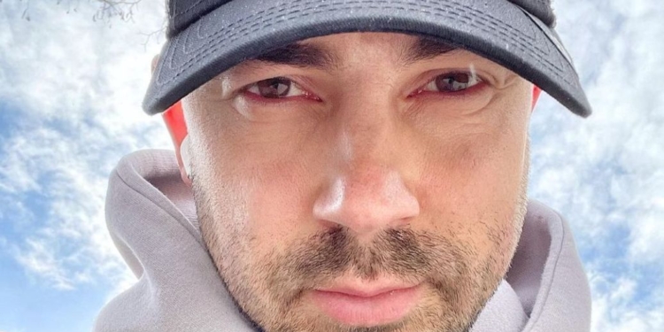 Телеведучий продає футболку з підписом футболіста Пеле – щоб допомогти дітям, батьків яких вбила ракета в Дніпрі (ФОТО)