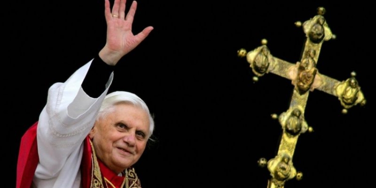 В Ватикані прощаються з Бенедиктом XVI – він зрікся папського престолу вперше за 600 років (ФОТО)