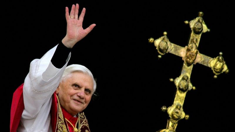 В Ватикані прощаються з Бенедиктом XVI – він зрікся папського престолу вперше за 600 років (ФОТО)