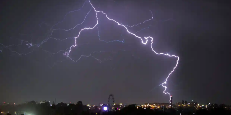 Щоб тільки в мирних цілях. Вчені навчились керувати блискавками – як це працює