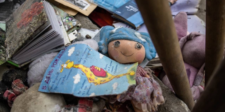 З-під завалів зруйнованого ракетою будинку у Дніпрі дістали тіло дитини