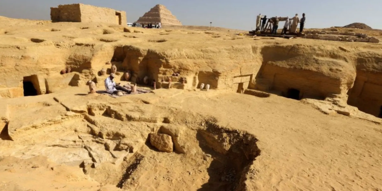 В Єгипті знайшли найдавнішу мумію в золотому саркофазі (ФОТО, ВІДЕО)