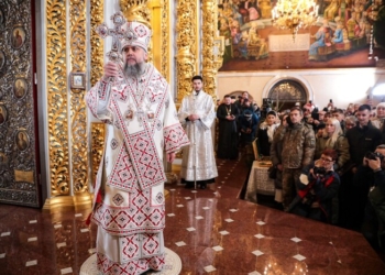 Облачення митрополита Епіфанія на літургії в Лаврі обговорюють досі. Чому (ФОТО)