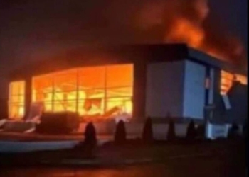 Рашисти обстріляли Донеччину – зруйнували льодову арену. Вибухи попали в прямий ефір французького ТБ (ВІДЕО)