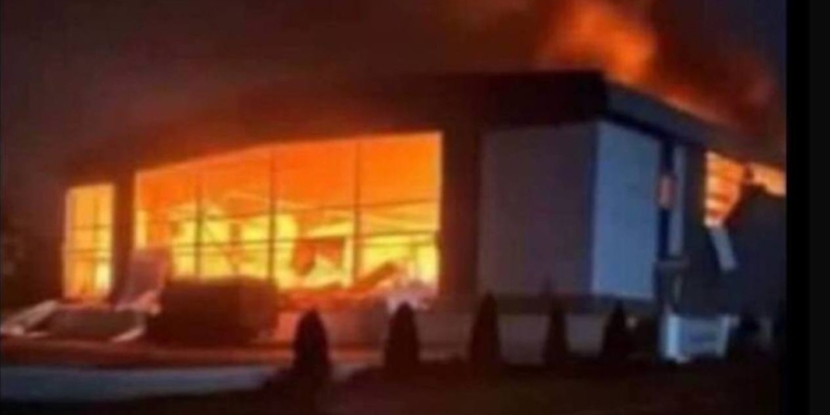 Рашисти обстріляли Донеччину – зруйнували льодову арену. Вибухи попали в прямий ефір французького ТБ (ВІДЕО)