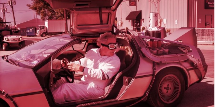 Романтик чи аферист? Українець збирає гроші на “машину часу”, щоб хто хоче – повернулись в минуле