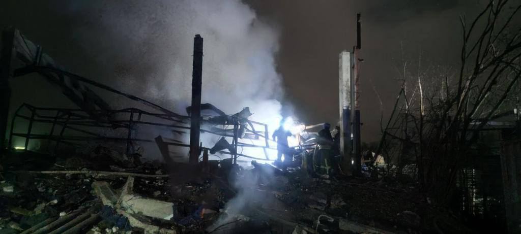 Вночі рашисти вдарили по Запоріжжю - зруйновано об'єкт інфраструктури, пошкоджені житлові будинки (ФОТО) 1