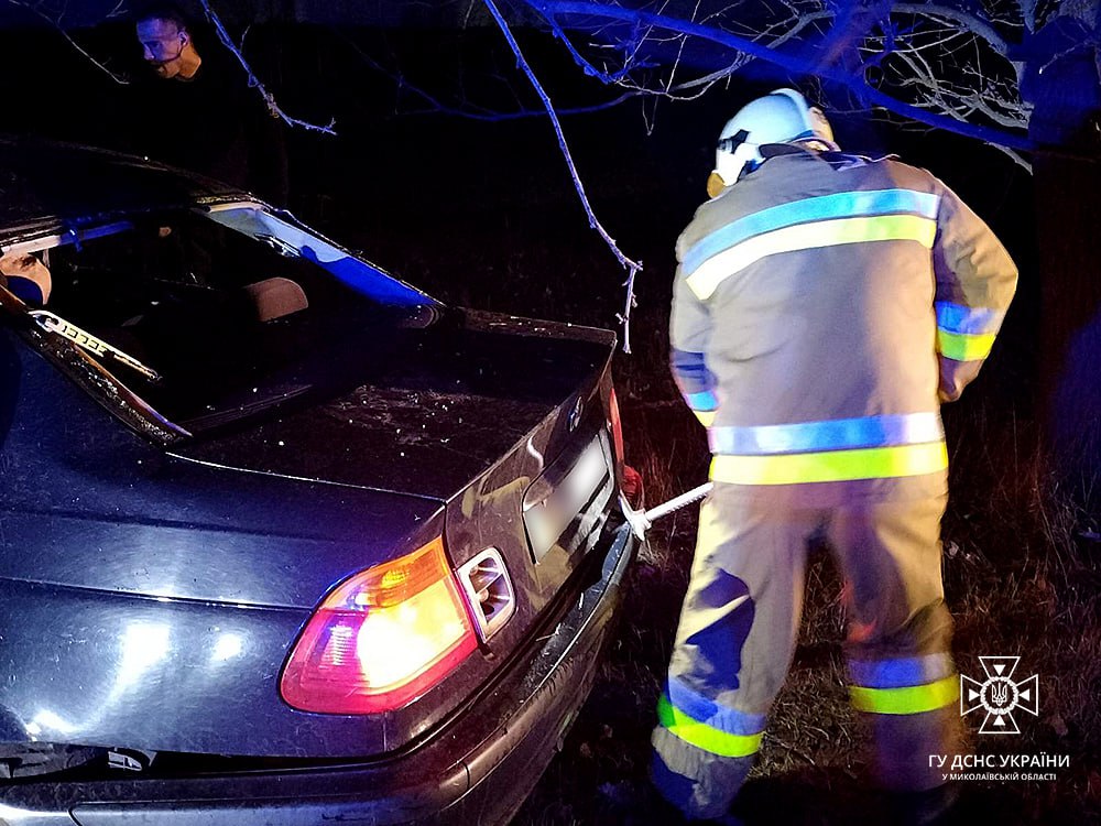 На Миколаївщині BMW врізався в дерево, водій загинув на місці (ФОТО) 7