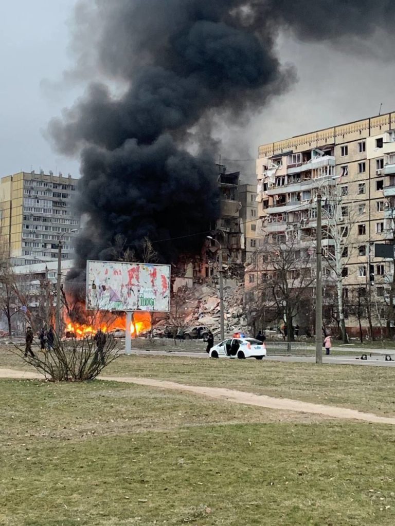 В Дніпрі російська ракета влучила в багатоповерхівку: знесено один під’їзд, під завалами люди (ФОТО, ВІДЕО) 6