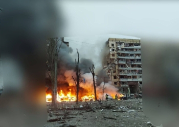 В Дніпрі російська ракета влучила в багатоповерхівку: знесено один під’їзд, під завалами люди (ФОТО, ВІДЕО)