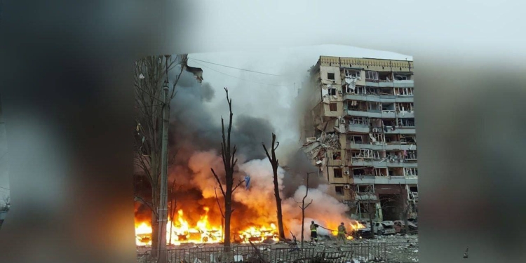 В Дніпрі російська ракета влучила в багатоповерхівку: знесено один під’їзд, під завалами люди (ФОТО, ВІДЕО)